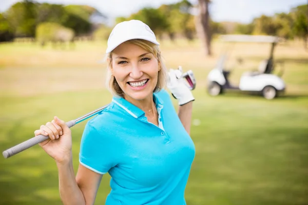 Donna matura che trasporta golf club — Foto Stock