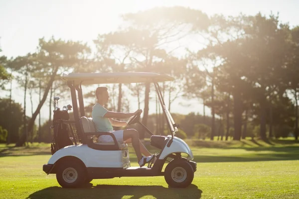 Muž sedící v kočárku golfové — Stock fotografie