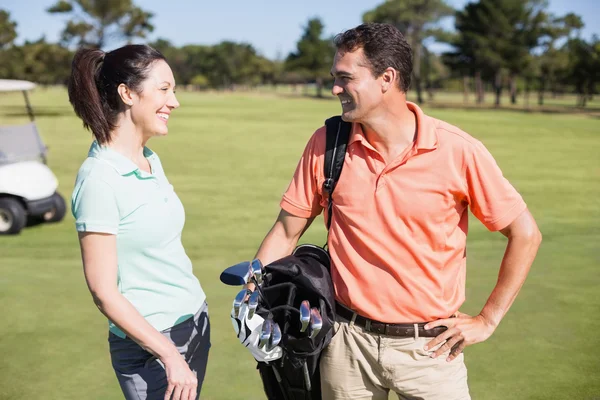 Slimme lachende golfer paar — Stockfoto