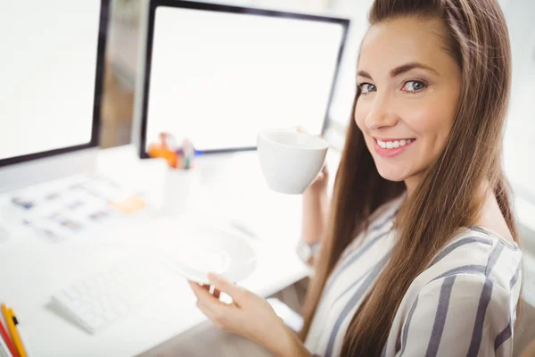 Femme d'affaires prenant un café — Photo