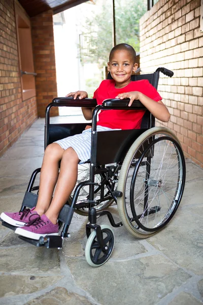 Garçon handicapé dans le couloir scolaire — Photo