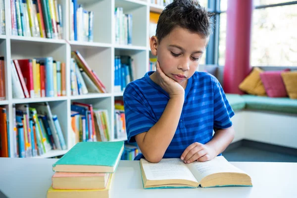 Élémentaire garçon lecture livre — Photo