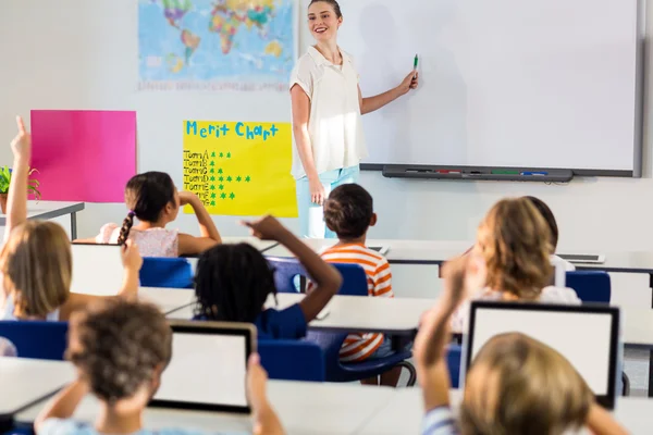 Enseignant enseignant aux étudiants utilisant le tableau blanc — Photo