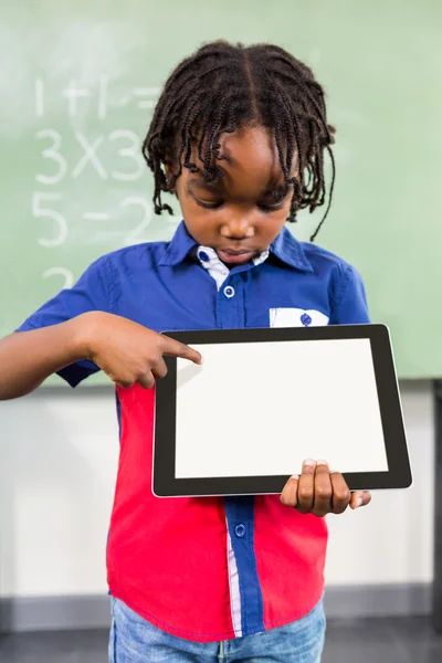 Pojke med digitala tavlan i klassrummet — Stockfoto