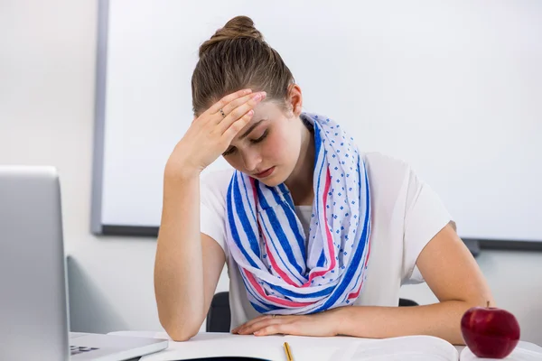 Insegnante stressato affetto da mal di testa — Foto Stock