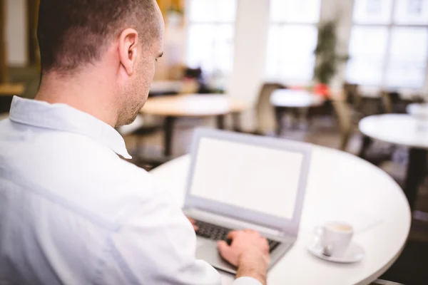 Biznesmen wpisujący na laptopie — Zdjęcie stockowe