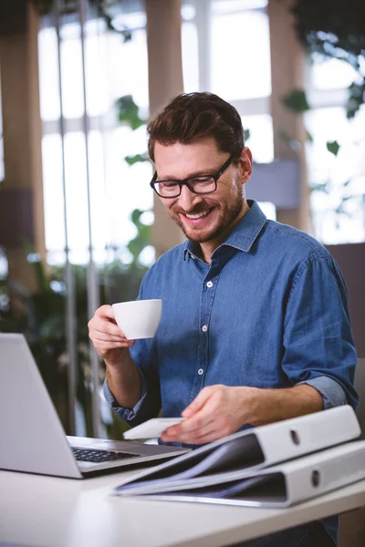 Businessman drinking coffee — Stock Photo, Image