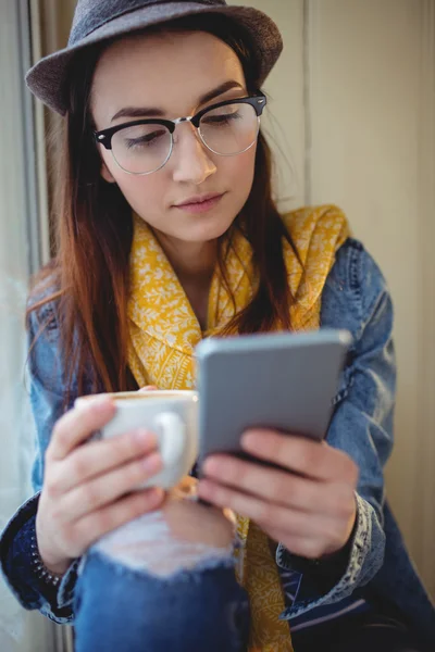 Modieuze vrouw met behulp van de telefoon bij cafetaria — Stockfoto