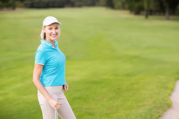 Glada golfare på gräsbevuxna fält — Stockfoto