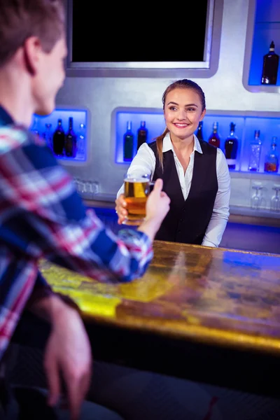 Barkeeper schenkt dem Mann Bier aus — Stockfoto