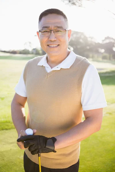 Bir top ile poz golfçü — Stok fotoğraf