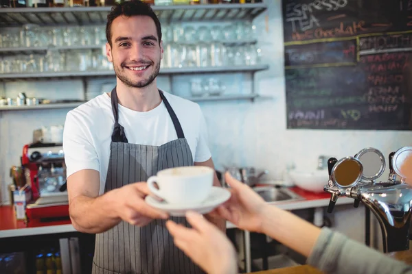 Camarero sirviendo café al cliente en la cafetería —  Fotos de Stock