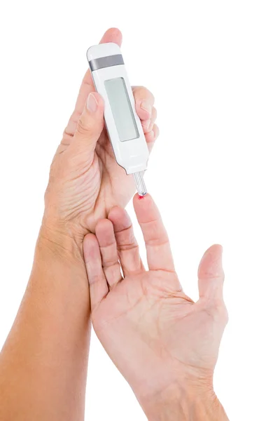 혈액 샘플을 복용 하는 당뇨병 여자 — 스톡 사진