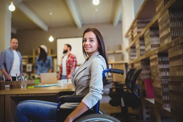 Geschäftsfrau im Rollstuhl am Schreibtisch — Stockfoto