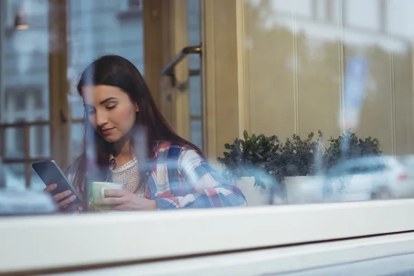 Mujer usando el teléfono en la cafetería — Foto de Stock