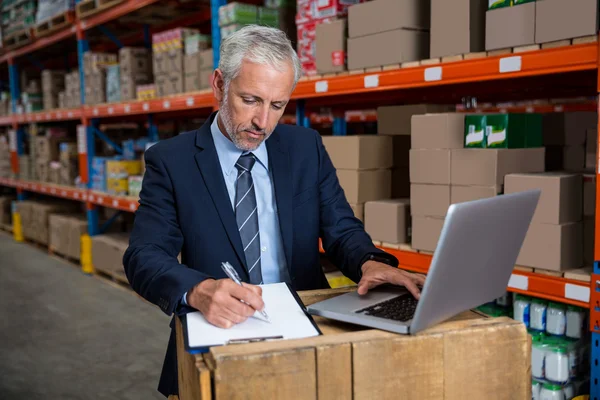 Uomo d'affari concentrato durante il suo lavoro — Foto Stock