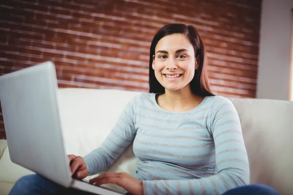Mulher sorridente usando laptop — Fotografia de Stock
