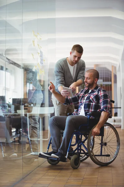 Бизнесмен-инвалид обсуждает с коллегой — стоковое фото