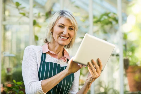 Olgun bahçıvan tablet bilgisayar kullanarak — Stok fotoğraf