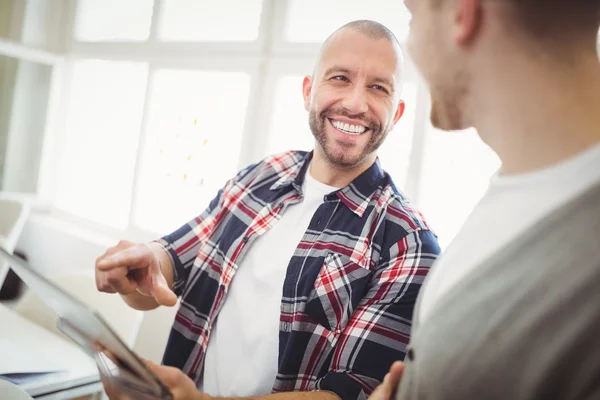 Empresarios usando tableta en la oficina — Foto de Stock