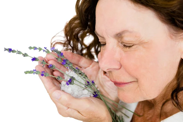 Souriant femme mûre odeur fleurs — Photo