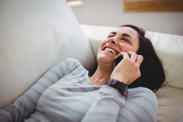 Uśmiechnięta kobieta rozmawiająca przez telefon — Zdjęcie stockowe