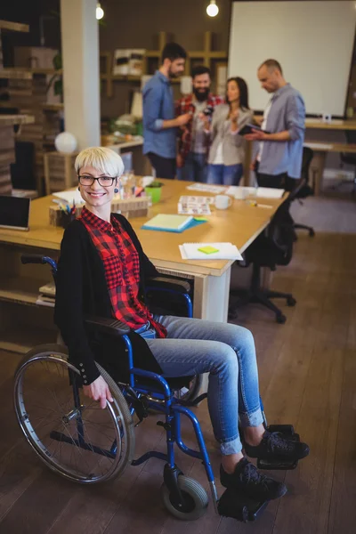 Junge behinderte Geschäftsfrau am Schreibtisch — Stockfoto