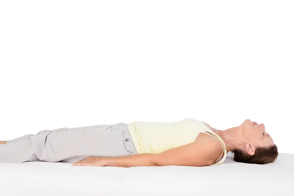 Vrouw uit te oefenen op bed — Stockfoto