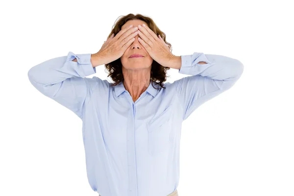 Mujer con las manos cubriendo los ojos — Foto de Stock