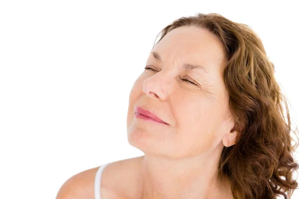 Mujer sonriente sobre fondo blanco — Foto de Stock