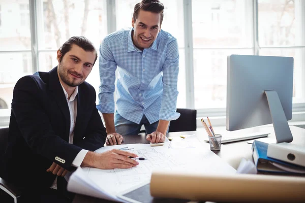 Homem de negócios sorridente com colega de trabalho — Fotografia de Stock