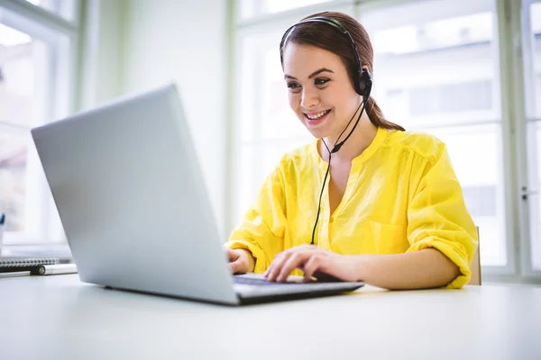 Glückliches Tippen auf dem Laptop — Stockfoto