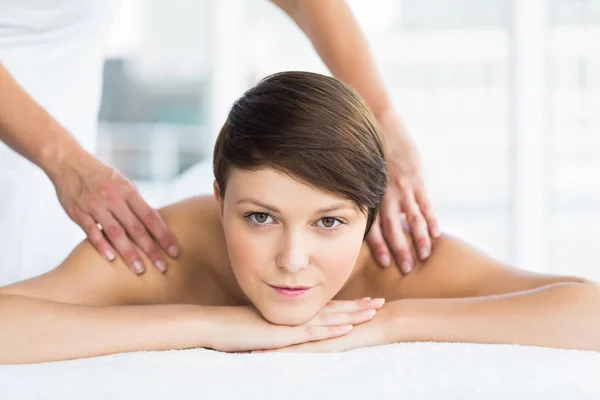 Entspannte Frau erhält Massage — Stockfoto