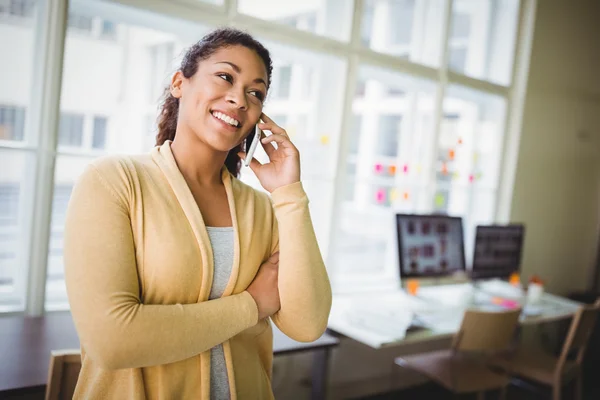 Donna d'affari utilizzando il telefono presso l'ufficio creativo — Foto Stock