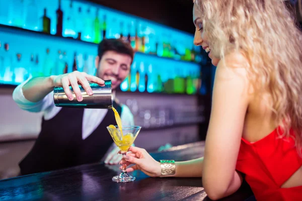 Barman koktajl służące Kobieta — Zdjęcie stockowe