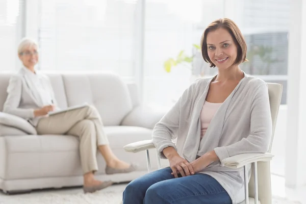Usmívající se žena s terapeutem — Stock fotografie