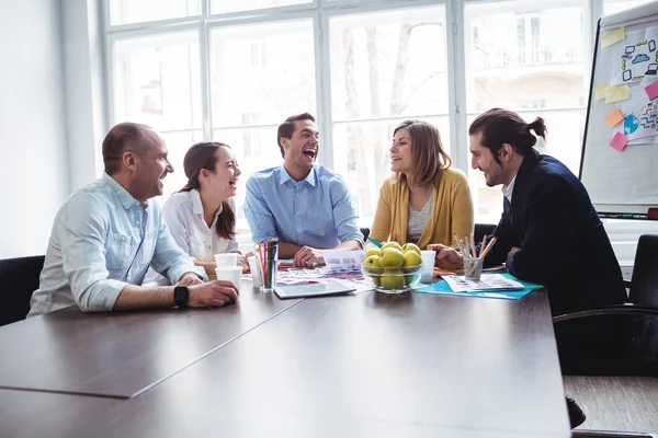 Collega's bespreken in de vergaderzaal — Stockfoto