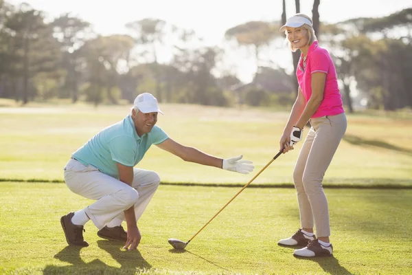 Madura casal jogar golfe — Fotografia de Stock