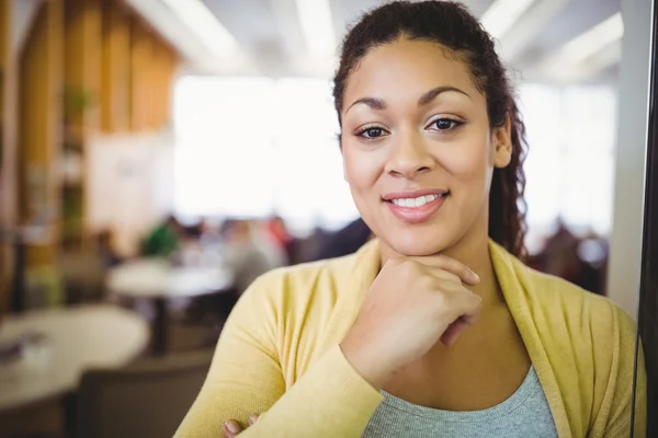 Business woman with hand on chin in cafeteria — стоковое фото