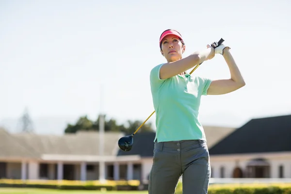 Golfer vrouw nemen schot — Stockfoto