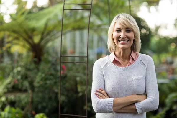 Confident woman standing at greenhouse — Stock Photo, Image