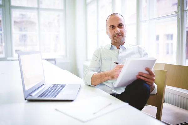 Businessman writing on document — Stock Photo, Image