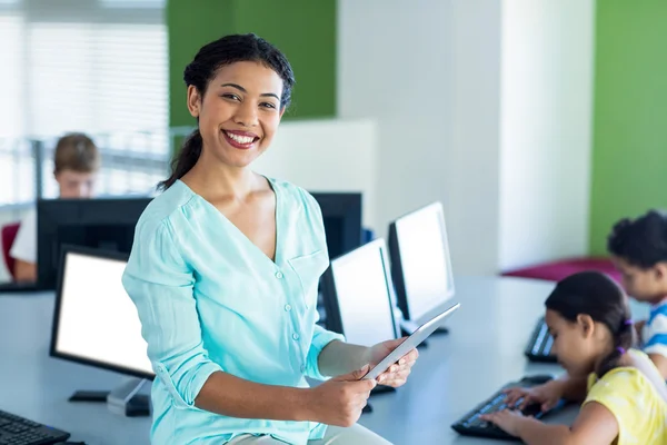 Kvinnlig lärare använder laptop — Stockfoto