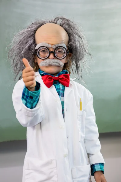 Menino vestido de cientista com os polegares para cima — Fotografia de Stock