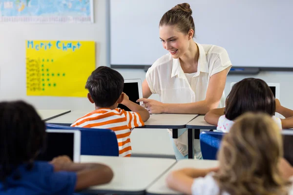 Profesor mostrando tableta digital a niño — Foto de Stock