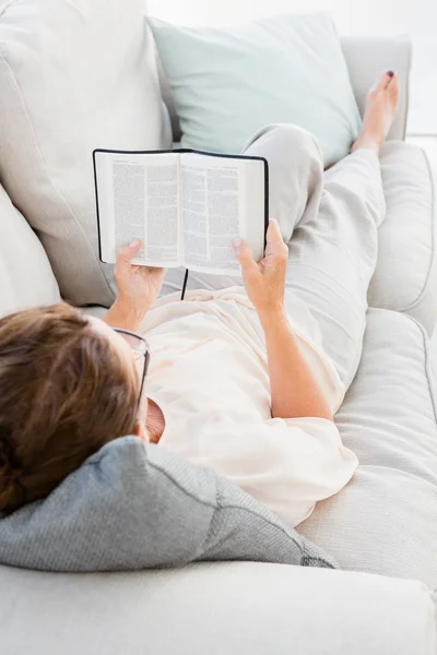 Volwassen vrouw lezing boek — Stockfoto