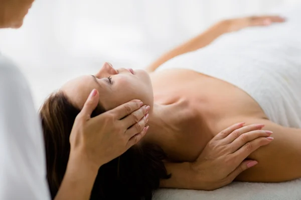 Masseur giving massage to woman — Stock Photo, Image