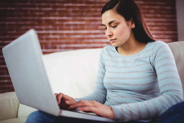 Frau benutzt Laptop zu Hause — Stockfoto