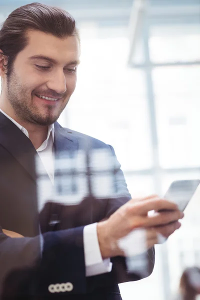 Leende affärsman med smart telefon — Stockfoto