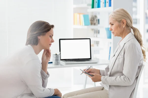 Mulher conversando com terapeuta — Fotografia de Stock